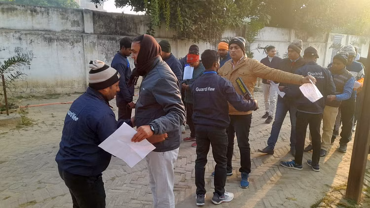 Meerut: कड़ी निगरानी के बीच 45 केंद्रों पर हो रही पीसीएस प्री परीक्षा Meerut: कड़ी निगरानी के बीच 45 केंद्रों पर हो रही पीसीएस प्री परीक्षा