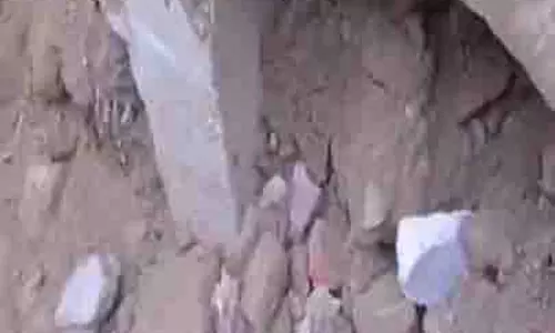 संभल: चंदौसी बावड़ी की खुदाई का काम JCB खराब होने के बाद फिर शुरू हुआ संभल: चंदौसी बावड़ी की खुदाई का काम JCB खराब होने के बाद फिर शुरू हुआ