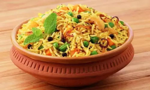 Crunchy प्याज के साथ हरी बिरयानी रेसिपी Crunchy प्याज के साथ हरी बिरयानी रेसिपी