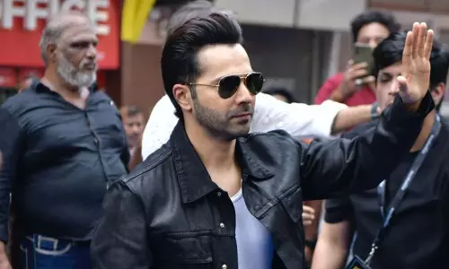 Varun Dhawan का खुलासा, महिला फैंस ने उन्हें जबरदस्ती किस किया, बट पर चुटकी काटी