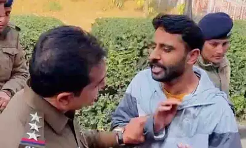 Chandigarh पुलिस अधिकारी को निलंबित करो, मोर्चा सदस्यों की मांग Chandigarh पुलिस अधिकारी को निलंबित करो, मोर्चा सदस्यों की मांग