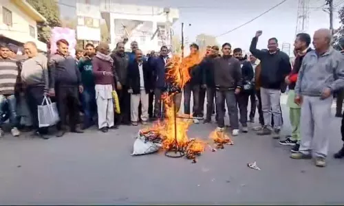 जलापूर्ति नहीं होने, अधूरे JJM कार्य को लेकर ग्रामीणों का प्रदर्शन जलापूर्ति नहीं होने, अधूरे JJM कार्य को लेकर ग्रामीणों का प्रदर्शन