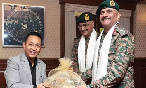 Sikkim के सीएम तमांग ने निवर्तमान जीओसी को विदाई दी Sikkim के सीएम तमांग ने निवर्तमान जीओसी को विदाई दी