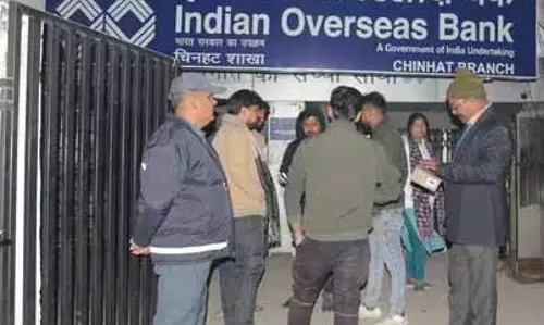 दीवार काटकर बैंक में घुसे लुटेरों ने करोड़ों के जेवरात चोरी की दीवार काटकर बैंक में घुसे लुटेरों ने करोड़ों के जेवरात चोरी की