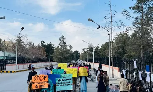 Balochistan: मेडिकल छात्रों ने कैंपस बंद होने और सुरक्षा कार्रवाई का विरोध किया