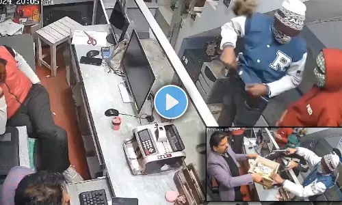 UP बैंक में डकैती: योगी पर कानून व्यवस्था को लेकर जोरदार हमला, Video वायरल