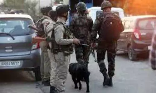 Jammu and Kashmir : सुरक्षा बलों ने हथियार और गोला-बारूद बरामद किया