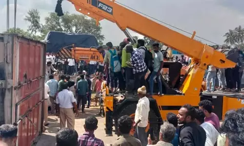 Bengaluru दुर्घटना : ट्रक चालक ने तोड़ी चुप्पी, कहा- मैंने बचने के लिए स्टीयरिंग... Bengaluru दुर्घटना : ट्रक चालक ने तोड़ी चुप्पी, कहा- मैंने बचने के लिए स्टीयरिंग...