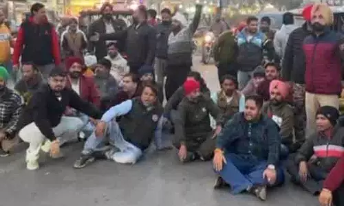 Amritsa: ट्रैफिक चालान के खिलाफ प्रदर्शन किया
