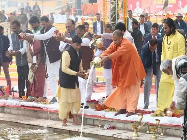 CM Yogi ने अरैल में भव्य टेंट सिटी का निरीक्षण किया, जन सुविधा पर जोर दिया