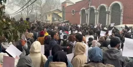 लड़ाई योग्यता के लिए है, समुदायों के खिलाफ नहीं: protesting students