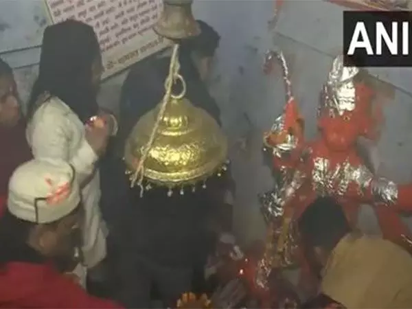 Uttar Pradesh: शिव-हनुमान मंदिर में सुबह की आरती की गई