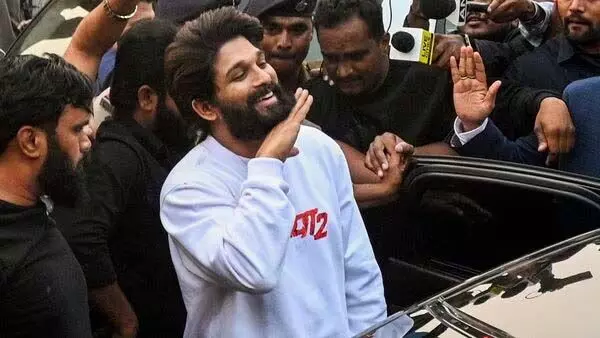 Allu Arjun Update: पुष्पा 2 अभिनेता जांच का सामना करने के लिए पुलिस स्टेशन पहुंचे