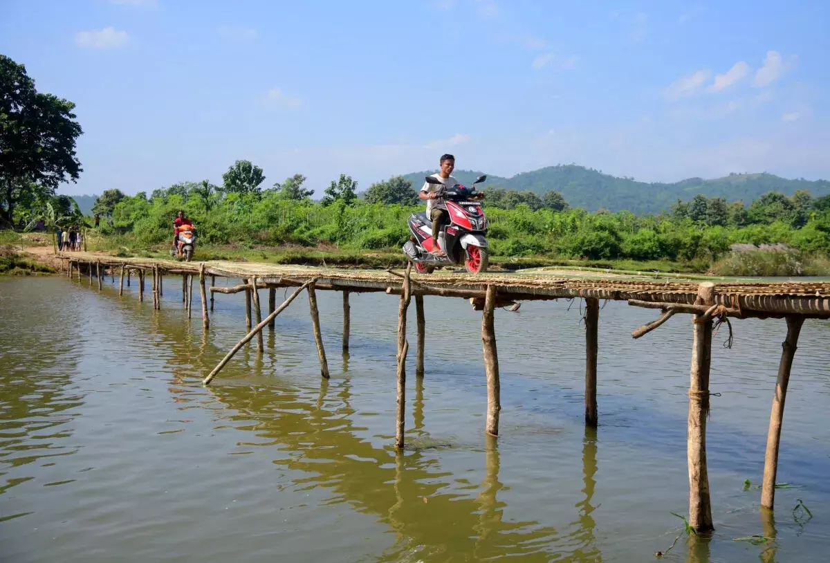 Assam: माजुली में परिवहन संकट को कम करने के लिए दिव्यांग व्यक्ति ने बनाया 800 फीट ऊंचा बांस का पुल