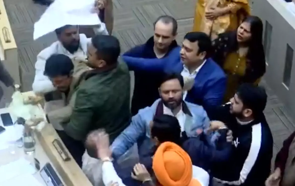 नगर निगम का ऐसा VIDEO...बैठक के दौरान कांग्रेस और बीजेपी पार्षद भिड़े