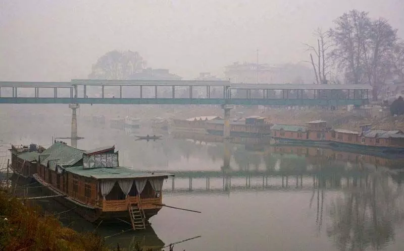 J&K में शीतलहर जारी रहेगी, यात्रियों को बर्फीली सड़कों की चेतावनी