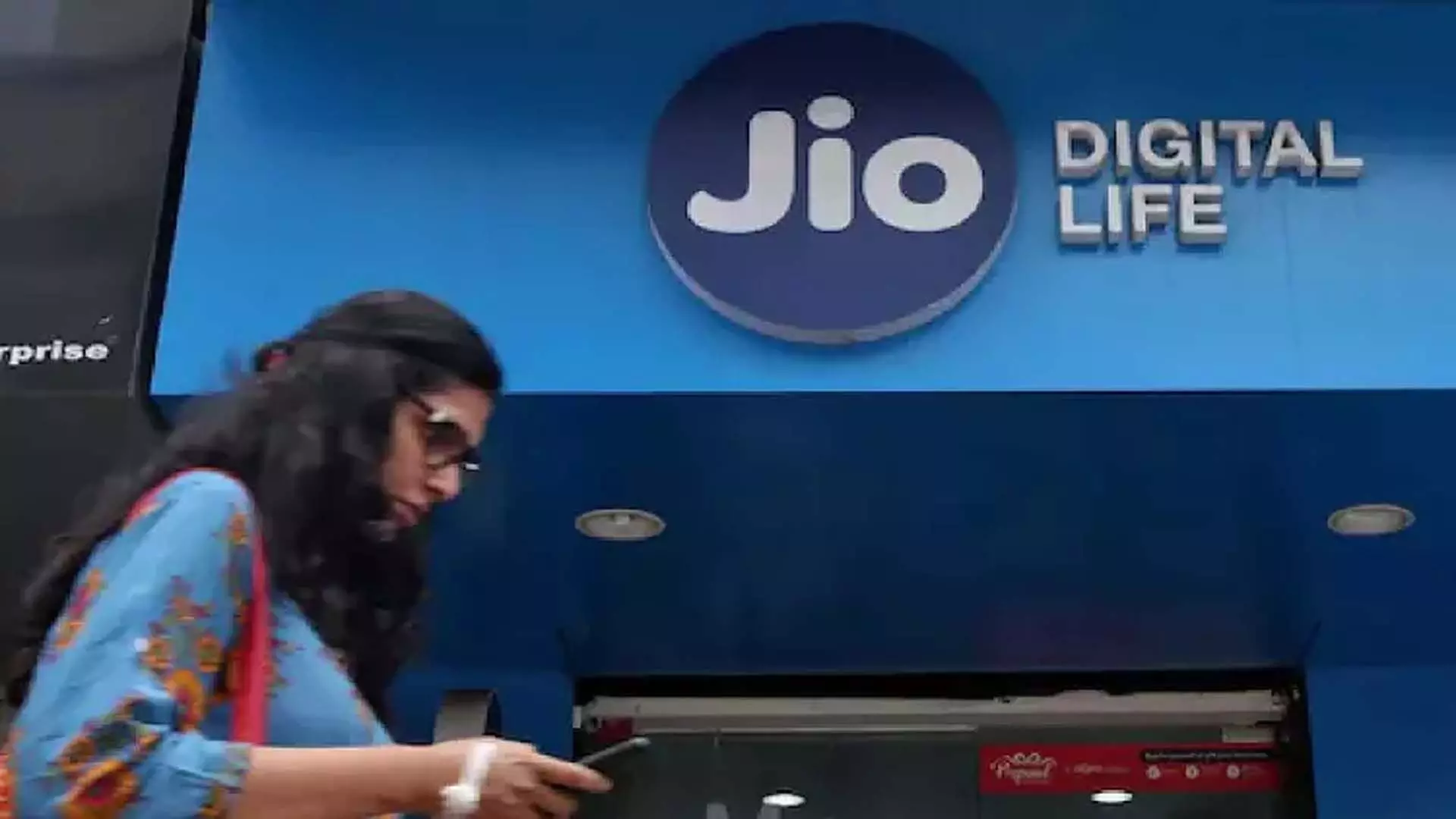 Reliance Jio ने चार महीनों में 1.6 करोड़ से अधिक ग्राहक खो दिए