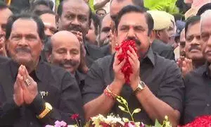 AIADMK के ईपीएस ने एमजीआर को उनकी 37वीं पुण्यतिथि पर पुष्पांजलि अर्पित की