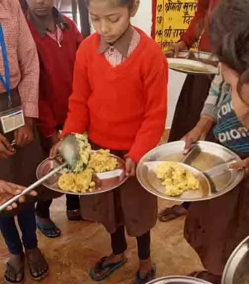 मिड डे मील में बच्चों को दाल चावल की जगह दी गयी Khichdi