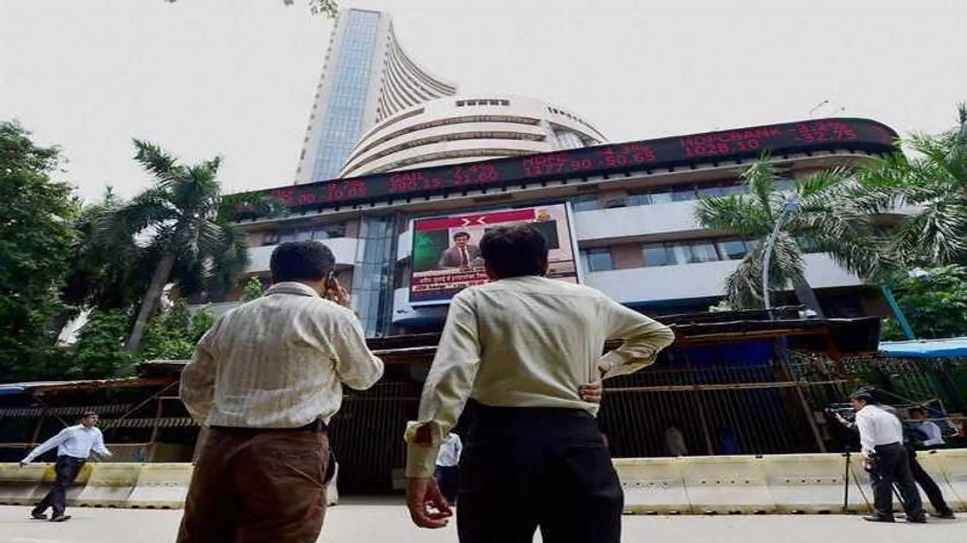 अत्यधिक उतार-चढ़ाव भरे कारोबार में Sensex, Nifty लगभग स्थिर रहे