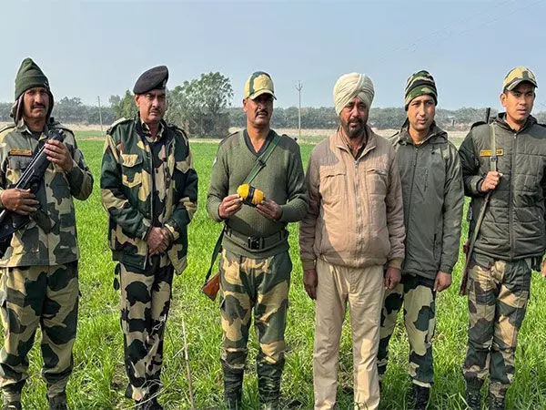 BSF और पंजाब पुलिस ने अमृतसर और तरनतारन सीमा पर हेरोइन और ड्रोन बरामद किया