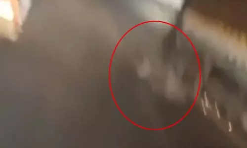 बाइक को घसीटती लॉरी, दृश्य देख लोग कांप गए