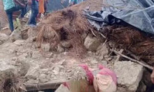 Amroha:  दीवार गिरने से बुआ-भतीजी मिट्टी में दबी, छात्रा की मौत