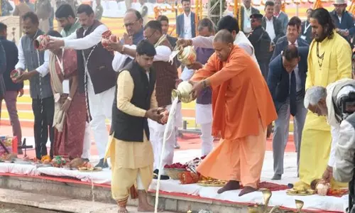 CM Yogi ने अरैल में भव्य टेंट सिटी का निरीक्षण किया, जन सुविधा पर जोर दिया