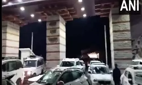 Manali में भारी बर्फबारी के बाद कई वाहन फंस गए, पर्यटक फंसे, 700 लोगों को बचाया गया Manali में भारी बर्फबारी के बाद कई वाहन फंस गए, पर्यटक फंसे, 700 लोगों को बचाया गया