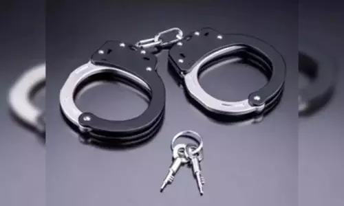सरकारी अधिकारी पर हमला करने के आरोप में दो गिरफ्तार सरकारी अधिकारी पर हमला करने के आरोप में दो गिरफ्तार