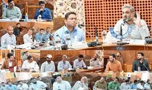 डीसी शोपियां ने जनता के लिए भूमि रिकॉर्ड पोर्टल के उपयोग का प्रदर्शन किया