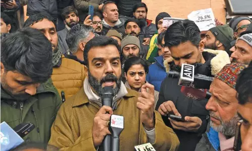 एनसी सांसद रूहुल्लाह ने सीएम आवास के बाहर विरोध प्रदर्शन का नेतृत्व किया एनसी सांसद रूहुल्लाह ने सीएम आवास के बाहर विरोध प्रदर्शन का नेतृत्व किया