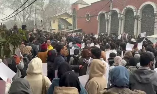 लड़ाई योग्यता के लिए है, समुदायों के खिलाफ नहीं: protesting students लड़ाई योग्यता के लिए है, समुदायों के खिलाफ नहीं: protesting students