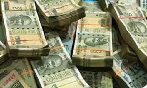 Patna : कार के अंदर मिले नोटों के बंडल, जांच में जुटी पुलिस