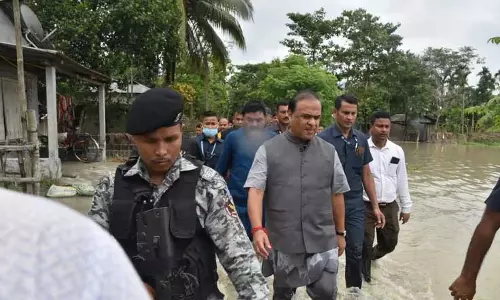 Assam के मुख्यमंत्री ने लखीमपुर में बाढ़ प्रभावित परिवारों के लिए