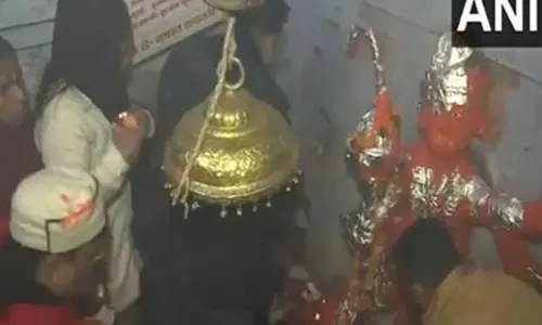 Uttar Pradesh: शिव-हनुमान मंदिर में सुबह की आरती की गई