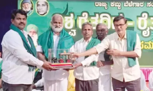 Telangana: किसानों की समस्याओं पर रेलवे मंत्री सोमन्ना को ज्ञापन सौंपा Telangana: किसानों की समस्याओं पर रेलवे मंत्री सोमन्ना को ज्ञापन सौंपा