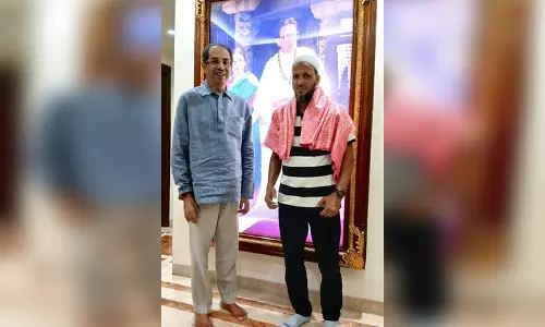 मुंबई बोट हादसा: लोगों की जान बचाकर नायक बने आरिफ, उद्धव ठाकरे ने किया सम्मानित मुंबई बोट हादसा: लोगों की जान बचाकर नायक बने आरिफ, उद्धव ठाकरे ने किया सम्मानित