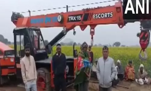 Rajasthan: बोरवेल से 3.5 वर्षीय बच्ची को निकालने के लिए बचाव अभियान जारी