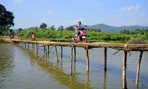 Assam: माजुली में परिवहन संकट को कम करने के लिए दिव्यांग व्यक्ति ने बनाया 800 फीट ऊंचा बांस का पुल