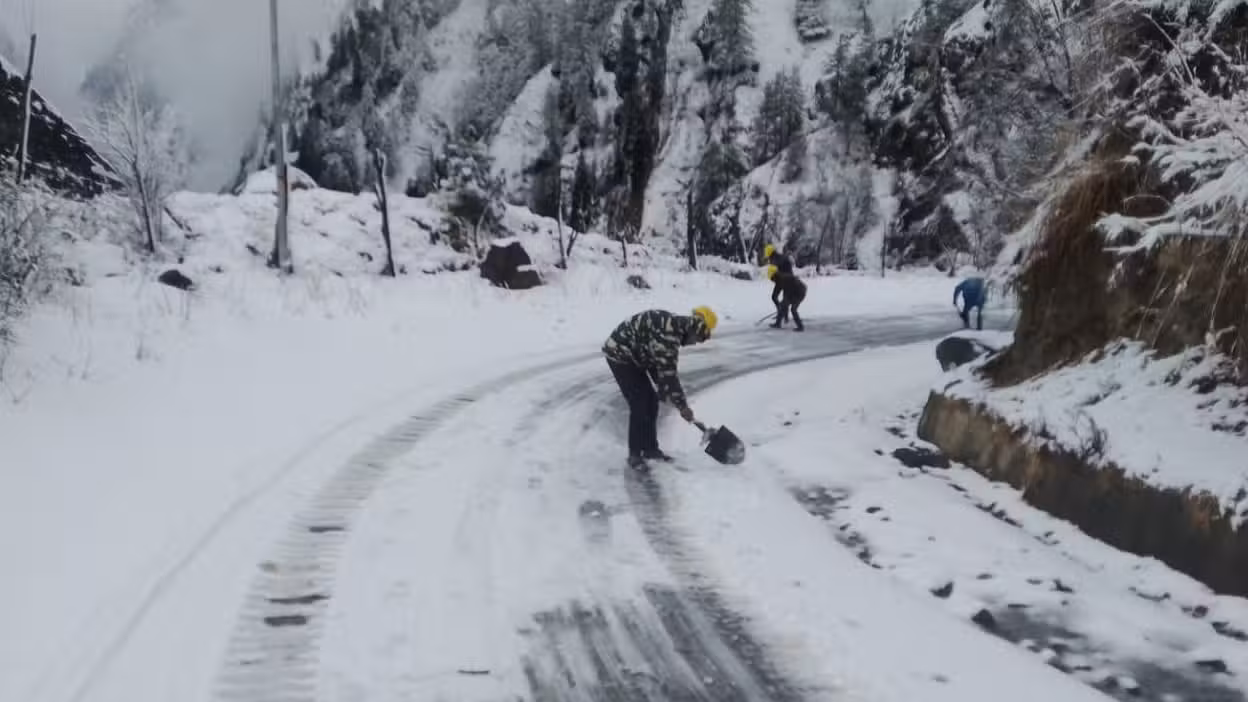 Uttarakhand में बर्फबारी, बर्फ जमने के कारण गंगोत्री हाईवे बाधित Uttarakhand में बर्फबारी, बर्फ जमने के कारण गंगोत्री हाईवे बाधित