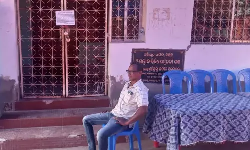 Odisha: व्यापारी ने विरोध स्वरूप शिकायत प्रकोष्ठ को बंद किया, गिरफ्तार