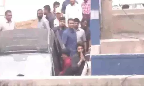 भगदड़ मामले में पूछताछ के लिए Allu Arjun पुलिस के सामने पेश हुए भगदड़ मामले में पूछताछ के लिए Allu Arjun पुलिस के सामने पेश हुए