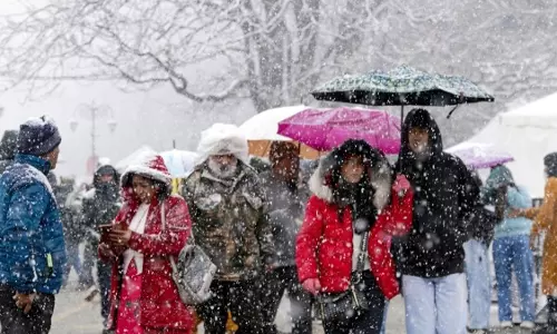 Himachal Pradesh: कुल्लू, मनाली में बर्फबारी के बीच सोलंग और अटल सुरंग के बीच हजारों पर्यटक फंसे Himachal Pradesh: कुल्लू, मनाली में बर्फबारी के बीच सोलंग और अटल सुरंग के बीच हजारों पर्यटक फंसे