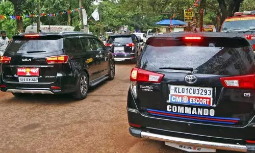 Kerala के मुख्यमंत्री का काफिला तिरुवनंतपुरम में एक और दुर्घटना का शिकार हुआ Kerala के मुख्यमंत्री का काफिला तिरुवनंतपुरम में एक और दुर्घटना का शिकार हुआ