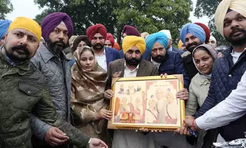 पहले CM Mann और उनकी पत्नी ने गुरुद्वारा फतेहगढ़ साहिब का दौरा किया