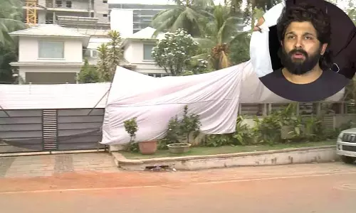 Allu Arjun: अल्लू अर्जुन के घर के सामने पर्दे लगाने वाले कर्मचारी