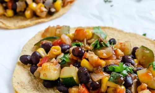 Buffalo टोफू और काले सेम Fajita कटोरे नुस्खा