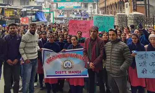 बेरोजगार युवा संघ ने Mandi में सरकार की नीतियों का विरोध किया