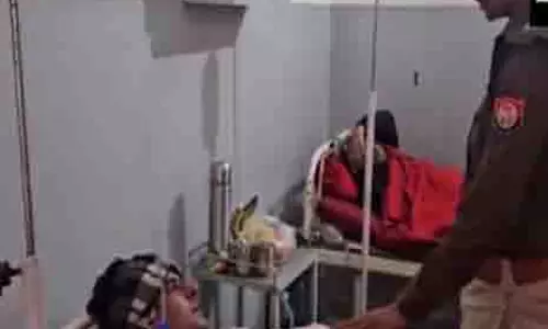 Pilibhit SP ने 3 खालिस्तानी आतंकवादियों के साथ मुठभेड़ के बाद घायल पुलिस अधिकारियों से मुलाकात की Pilibhit SP ने 3 खालिस्तानी आतंकवादियों के साथ मुठभेड़ के बाद घायल पुलिस अधिकारियों से मुलाकात की